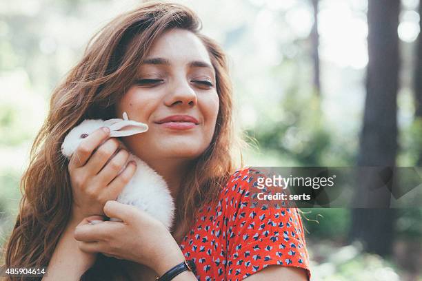 若い女性を持つ小さな白いウサギ自然 - white rabbit ストックフォトと画像