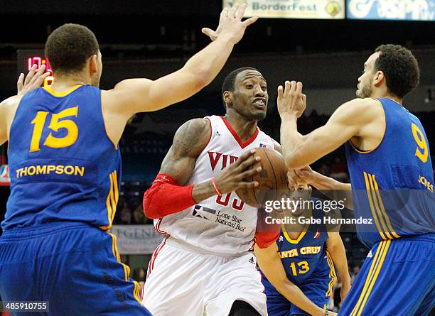 Robert Covington of the Rio Grande Valley Vipers takes the ball to the basket against Mychel Thompson, left, and Cameron Jones of the Santa Cruz...