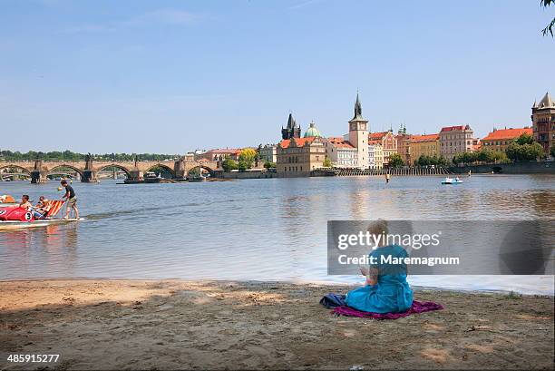 people relaxing at strelecky ostrov island - prague food photos et images de collection