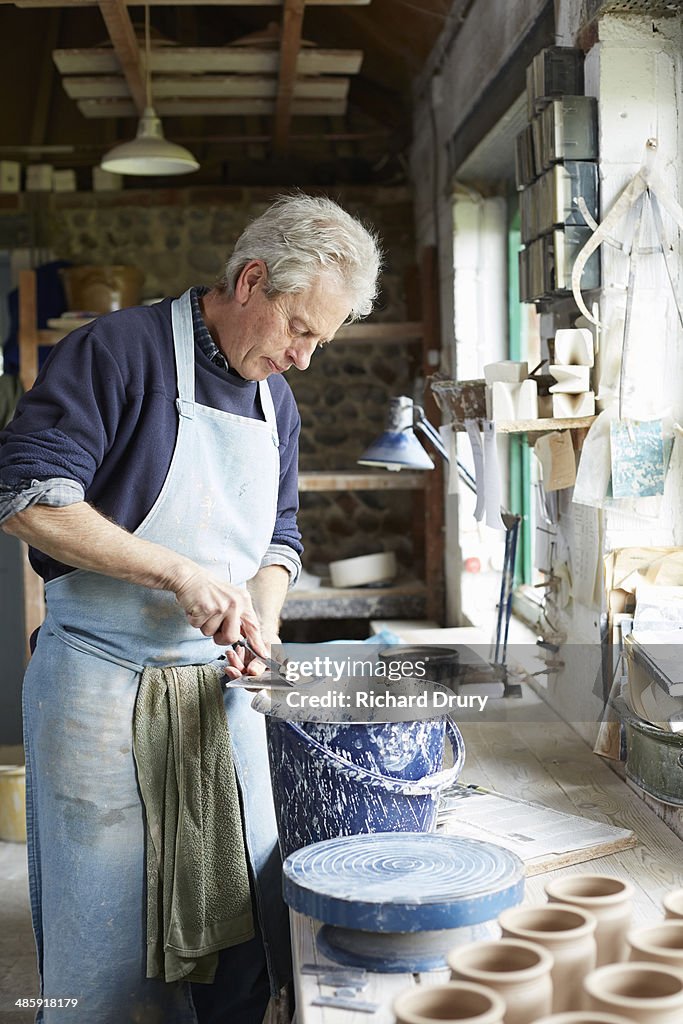 Potter cleaning throwing batts