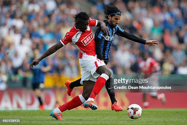 Lior Refaelov of Club Brugge and Antonio Dos Santos Kanu of Standard battle for the ball during the Jupiler League match between Club Brugge and...