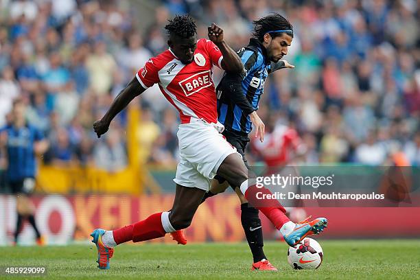 Lior Refaelov of Club Brugge and Antonio Dos Santos Kanu of Standard battle for the ball during the Jupiler League match between Club Brugge and...