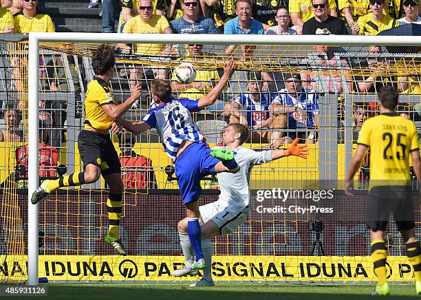 Mats Hummels of Borussia Dortmund scores the 1:0 during the game between Borussia Dortmund and Hertha BSC on August 30, 2015 in Dortmund, Germany.