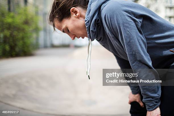 exhausted sports woman - matte stock-fotos und bilder