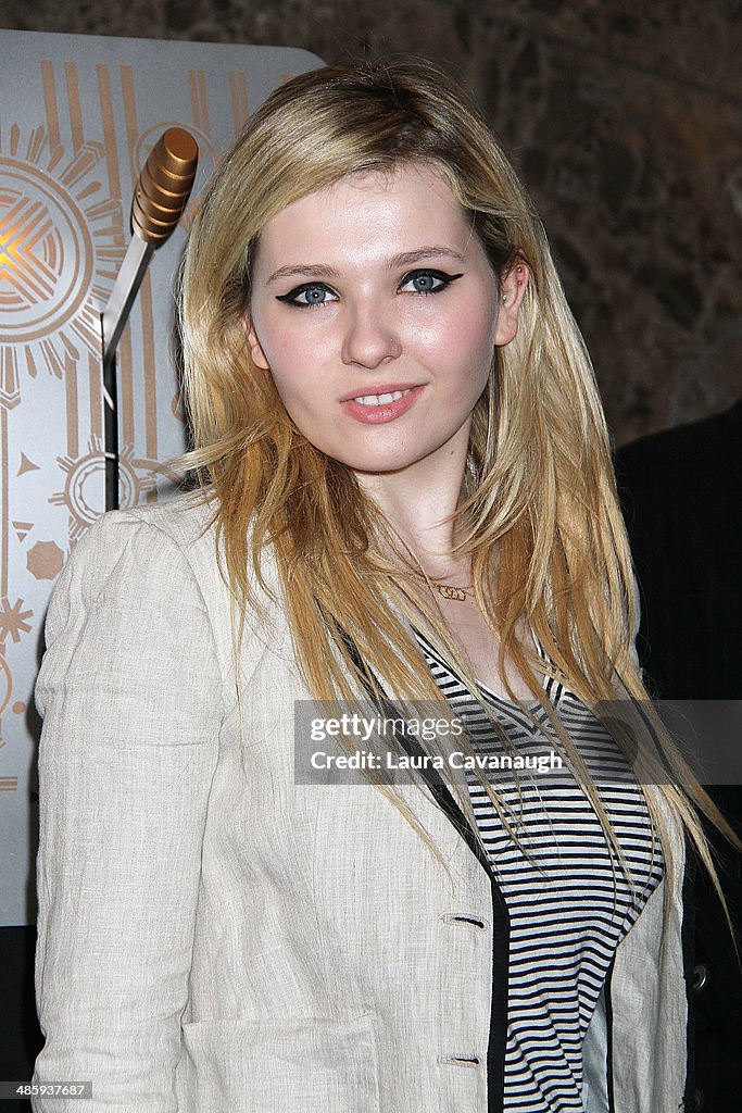 Abigail Breslin Lights The Empire State Building Yellow In Honor Of Project Sunshine Month