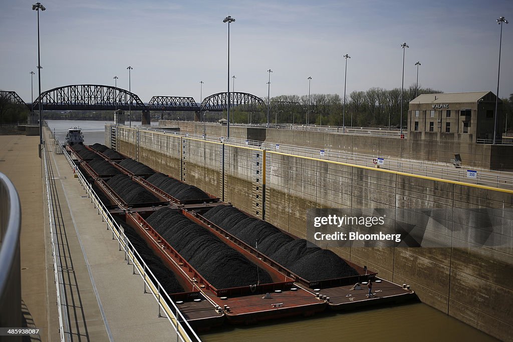 Barge Traffic On The Ohio River