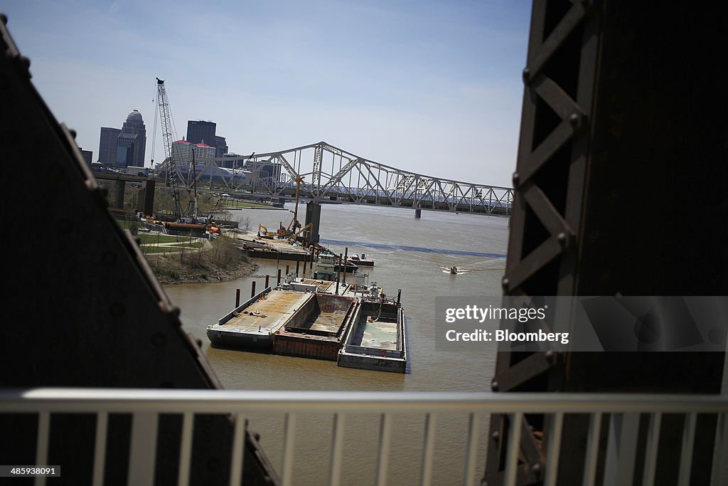 Barge Traffic On The Ohio River