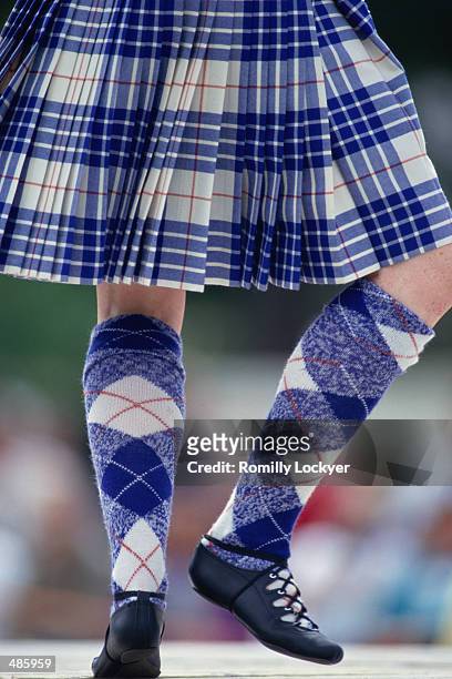 highland dancer's legs & kilt in scotland - falda escocesa fotografías e imágenes de stock