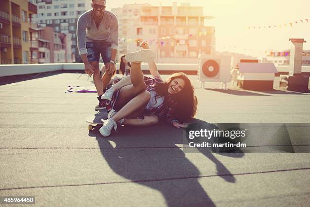 adolescentes skateboarding en el último piso - down fotografías e imágenes de stock