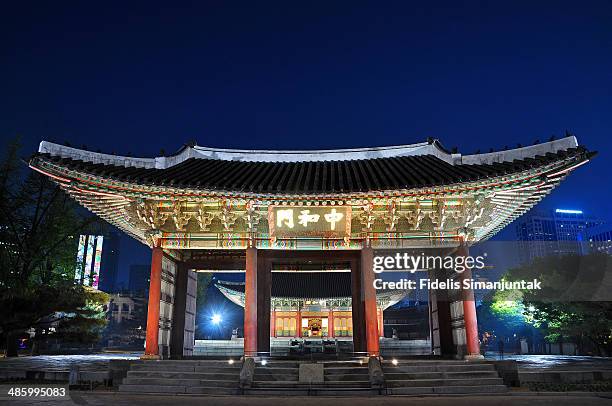 deoksugung palace at night - 徳寿宮 ストックフォトと画像