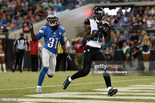 Allen Hurns of the Jacksonville Jaguars catches a pass for a touchdown in front of Rashean Mathis of the Detroit Lions during the first quarter of a...