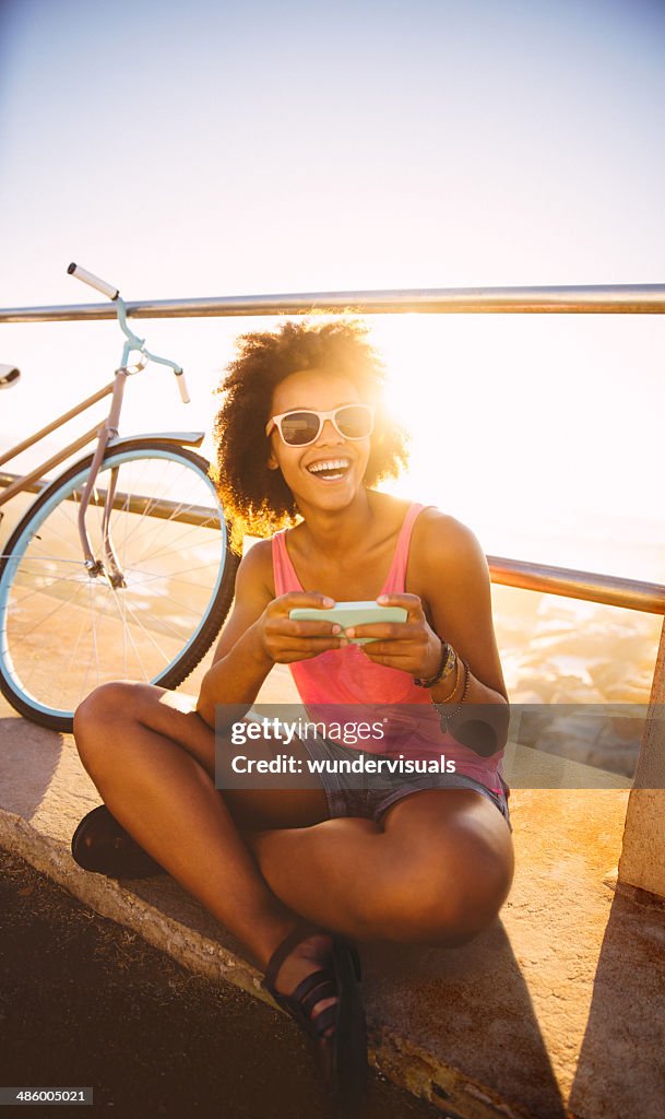 Mädchen mit Handy in der Nähe von Strand