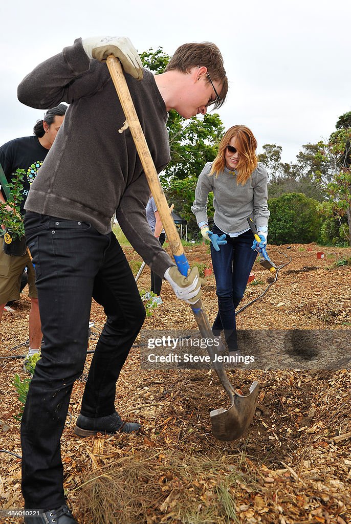 Cast Of "The Amazing Spider-Man 2" Volunteer At Be Amazing Habitat Restoration Project At Shoreline Park