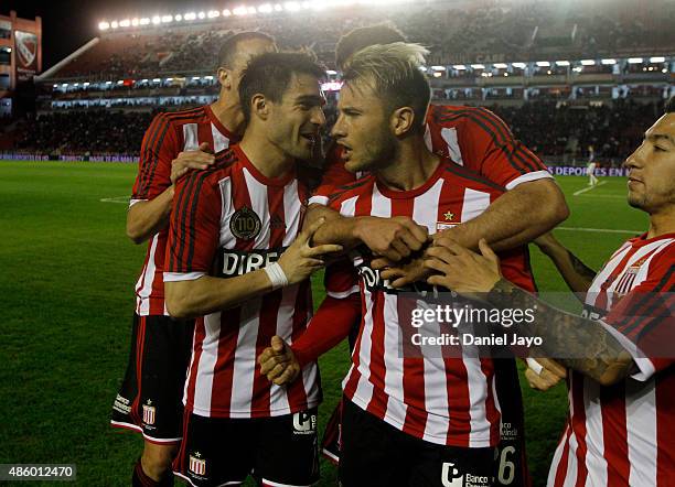 Gaston Fernandez, of Estudiantes, celebrates with teammates after scoring during a match between Independiente and Estudiantes as part of 22nd round...