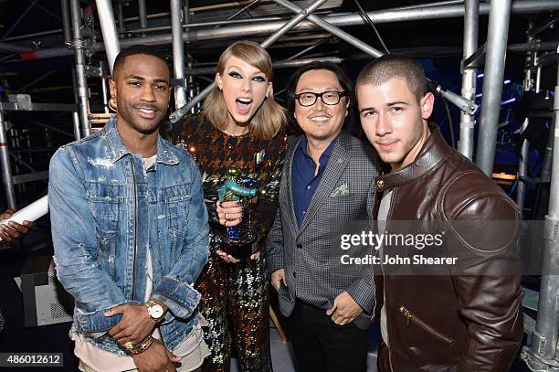 Rapper Big Sean, singer-songwriter Taylor Swift, director Joseph Kahn and singer Nick Jonas pose backstage during the 2015 MTV Video Music Awards at...