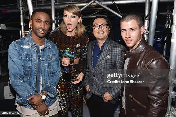 Rapper Big Sean, singer-songwriter Taylor Swift, director Joseph Kahn and singer Nick Jonas pose backstage during the 2015 MTV Video Music Awards at...