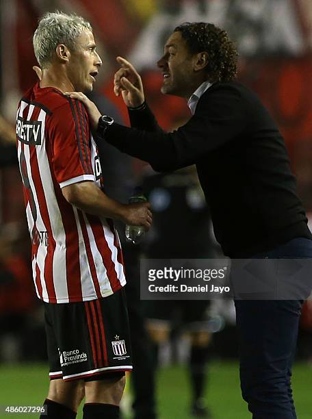 Gabriel Milito, coach of Estudiantes, speaks to Israel Damonte, of Estudiantes, during a match between Independiente and Estudiantes as part of 22nd...