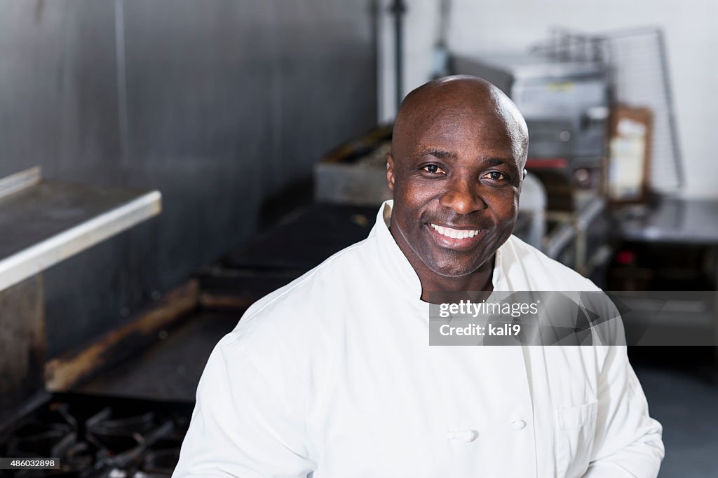 Afroamericana el chef en una cocina comercial