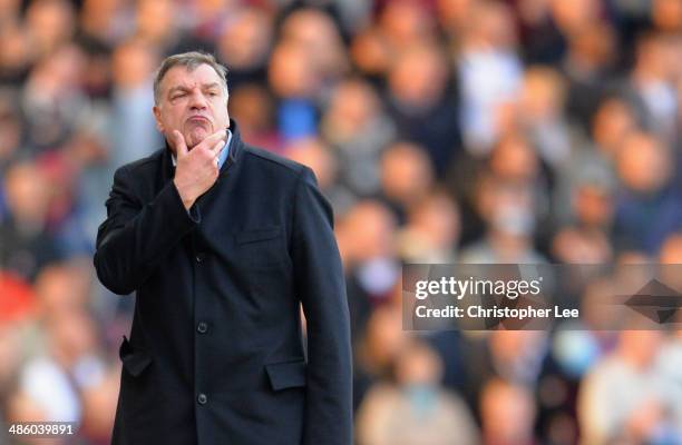 Manager Sam Allardyce of West Ham United looks concerned during the Barclays Premier League match between West Ham United and Crystal Palace at...