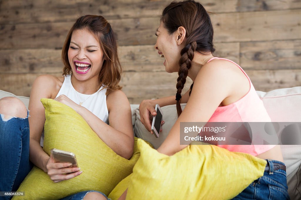 Mädchen sprechen im Wohnzimmer