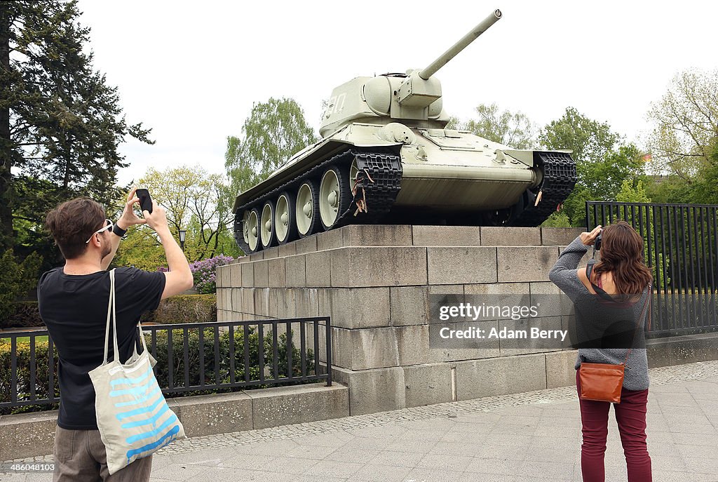 Petitioners Call For Removal Of Soviet Tanks From Berlin Memorial