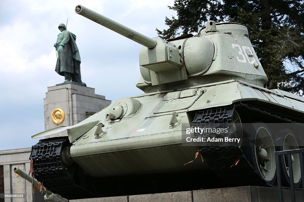 Petitioners Call For Removal Of Soviet Tanks From Berlin Memorial