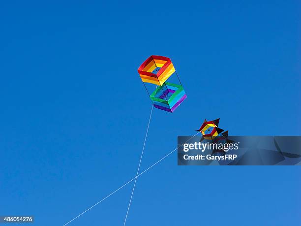 long beach washington kite festival blue sky 2 kites strings - box kite stock pictures, royalty-free photos & images