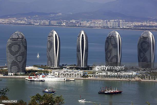 exclusive condominiums on man-made phoenix island - hainan island imagens e fotografias de stock