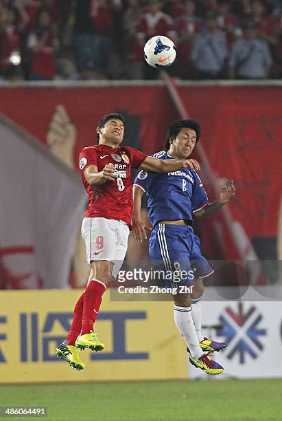 Nakamachi Kosuke of Yokohama F. Marinos competes for the ball with Elkeson de Oliveira Cardoso of Guangzhou Evergrande during the AFC Asian Champions...