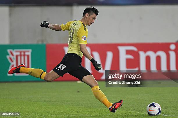 Zeng Cheng of Guangzhou Evergrande in action during the AFC Asian Champions League match between Guangzhou Evergrande and Yokohama F. Marinos at...