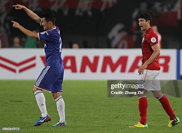 Tomisawa Seitaro of Yokohama F. Marinos and Elkeson de Oliveira Cardoso of Guangzhou Evergrande react during the AFC Asian Champions League match...