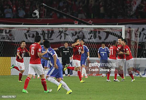 Elkeson de Oliveira Cardoso of Guangzhou Evergrande celebrates scoring a goal with team mates during the AFC Asian Champions League match between...