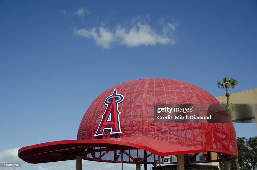 Huge Angels baseball cap att Angels  Stadium