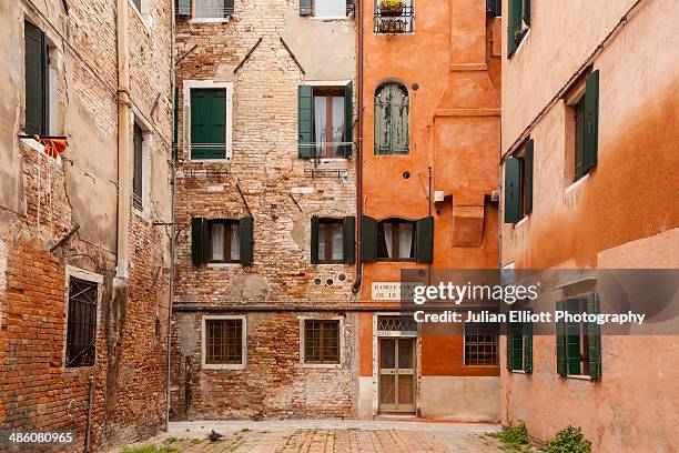 the backstreets of san polo in venice. - bad condition foto e immagini stock