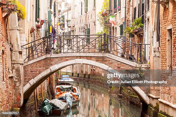 the canals of castello in venice, italy. - castello 個照片及圖片檔