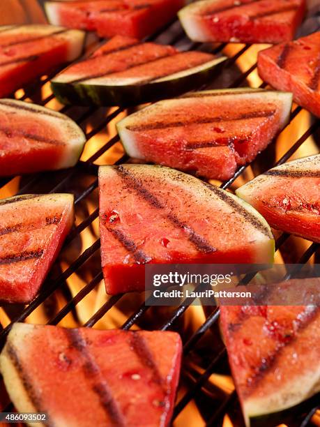 bbq-wassermelone - vom holzkohlengrill stock-fotos und bilder