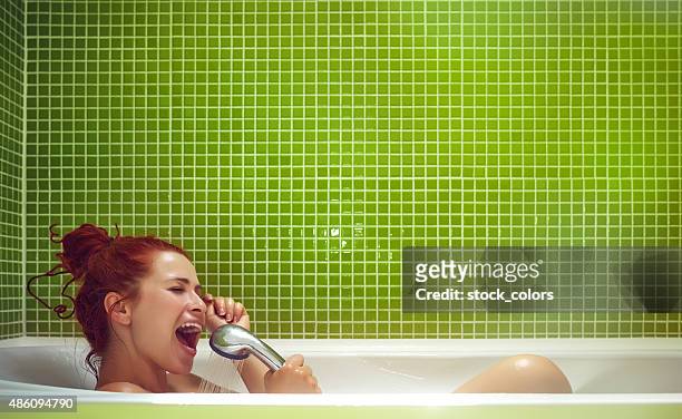 banho feliz hoje - woman shower bath imagens e fotografias de stock