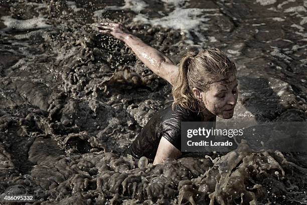 woman プールの水が��汚れています。 - mud run ストックフォトと画像