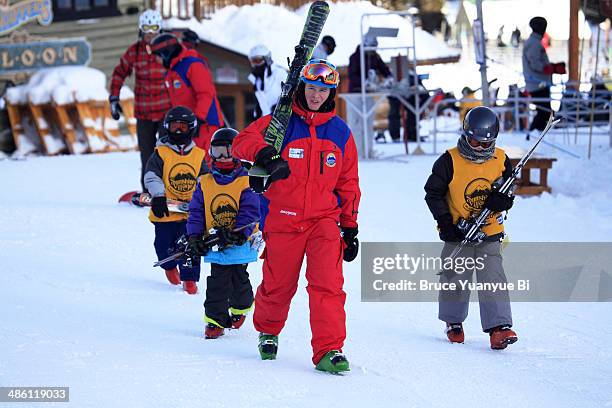 ski instructor and students - banff ski stock pictures, royalty-free photos & images