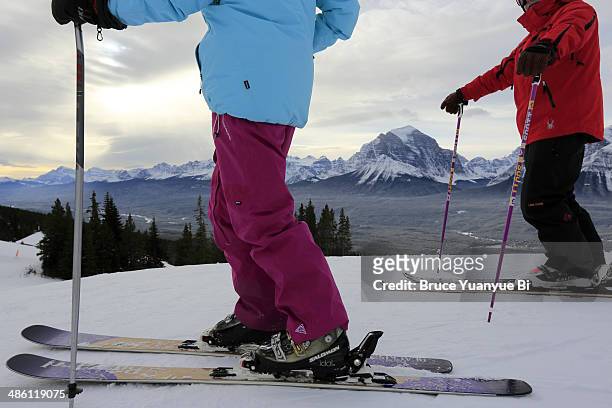 skiers on a alpine ski slope - lake louise skigebiet stock-fotos und bilder