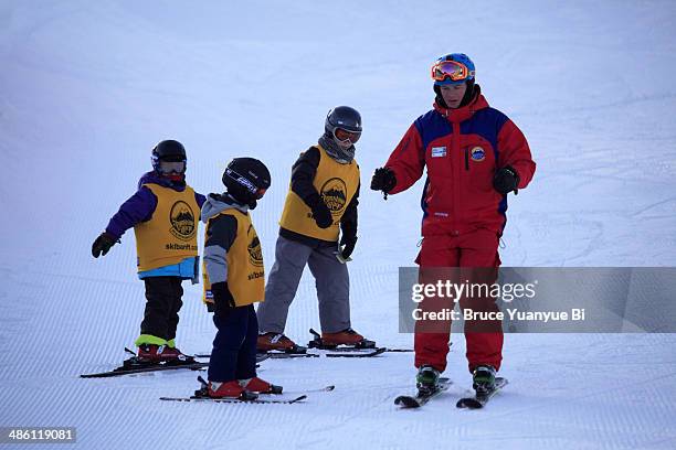 ski instructor and students - banff ski stock pictures, royalty-free photos & images