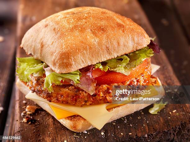 ciabatta cheeseburger with tomatoes and mixed greens - ciabatta stockfoto's en -beelden