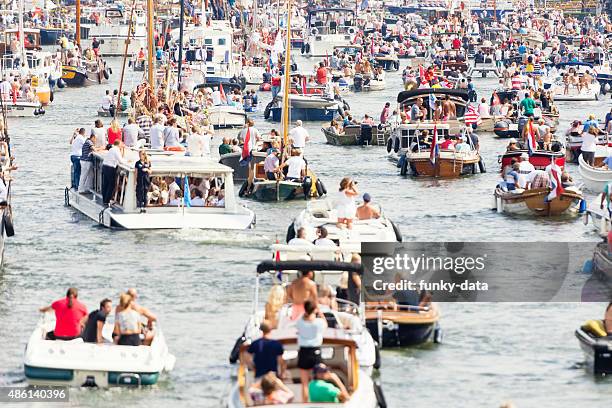 people crowds sailing - zeilen stockfoto's en -beelden