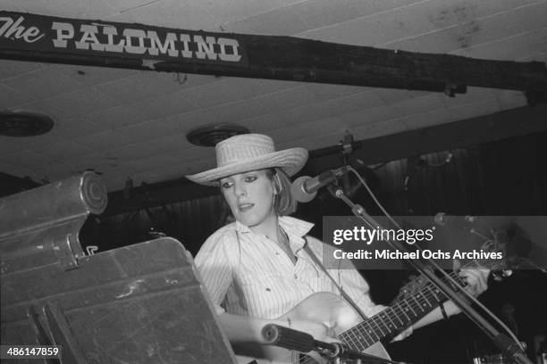 Country star Lucinda Williams performs at the Palonino club on February 13, 1985 in Los Angeles, California.