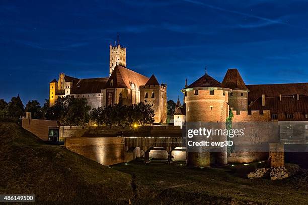 medieval malbork castle by night, poland - marienburg stock pictures, royalty-free photos & images