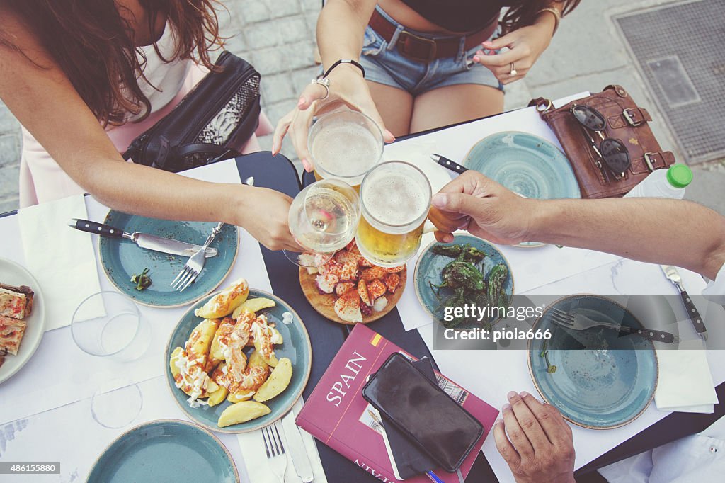Tapas y cerveza tostadas