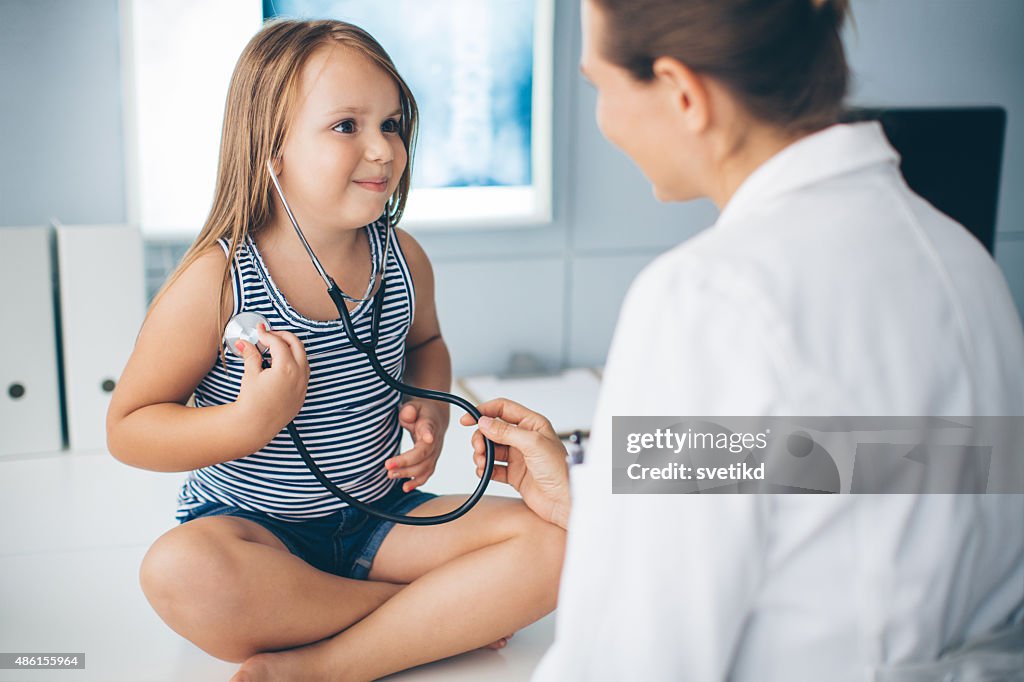 Ragazza carina in ufficio medico.