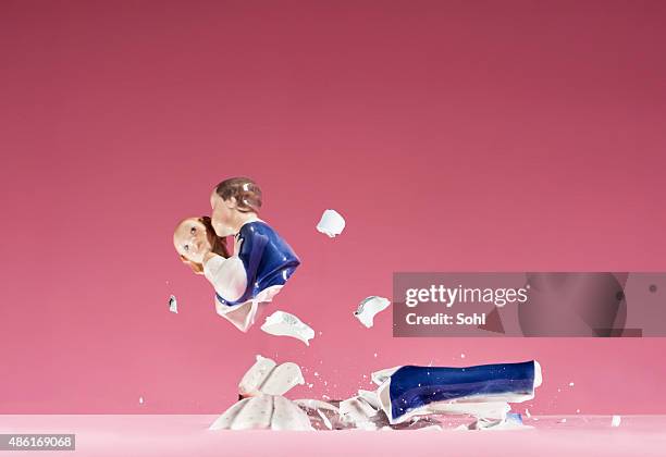 statue breaks - divorce stockfoto's en -beelden