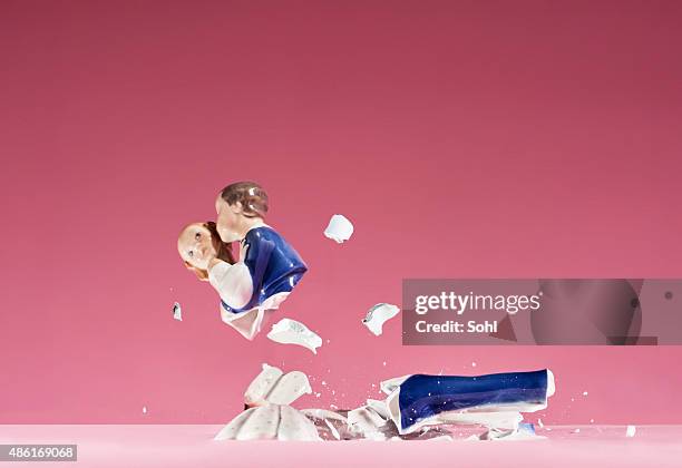 statue breaks - skilsmässa bildbanksfoton och bilder