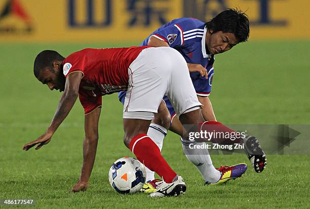 Nakamachi Kosuke of Yokohama F. Marinos competes the ball with Luiz Muriqui of Guangzhou Evergrande during the AFC Asian Champions League match...